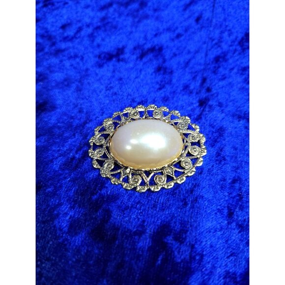 vintage jewelry Jewelry - vintage gold tone oval faux pearl center open scroll pattern womens brooch